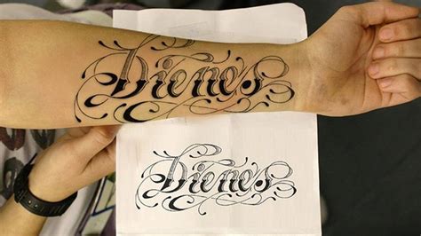 font di tatuaggio.